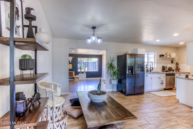 809 S Loyola Avenue, Tucson, AZ 85710