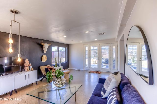 809 S Loyola Avenue, Tucson, AZ 85710