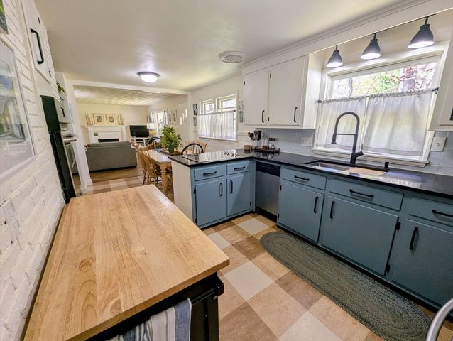 12 Pine St, Franklin, MA 02038