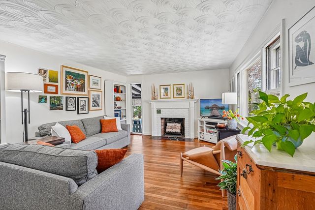 12 Pine St, Franklin, MA 02038