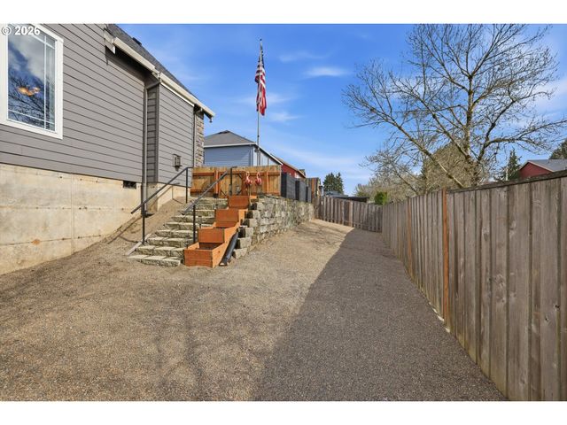 2319 N ROGER SMITH Dr, Newberg, OR 97132