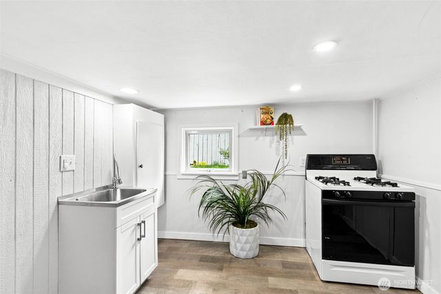 705 N 104th Street, Seattle, WA 98133