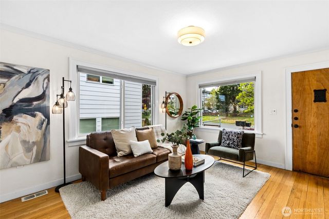 705 N 104th Street, Seattle, WA 98133