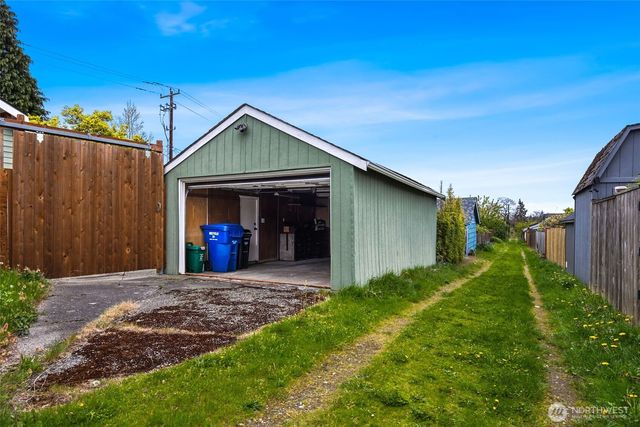 705 N 104th Street, Seattle, WA 98133