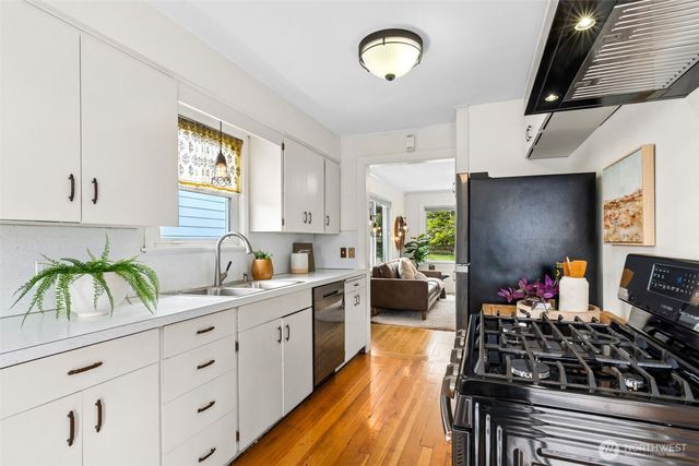 705 N 104th Street, Seattle, WA 98133