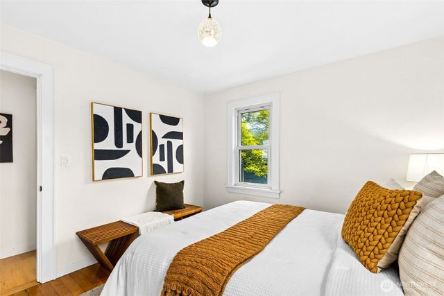 705 N 104th Street, Seattle, WA 98133