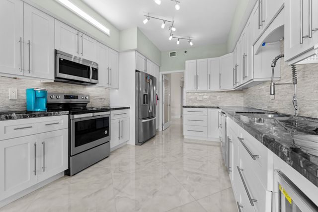 7578 Regency Lake Drive 802, Boca Raton, FL 33433