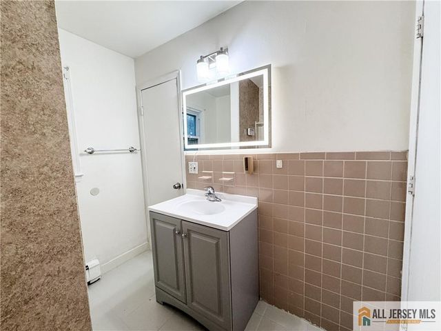742 Grove Avenue, Edison, NJ 08820
