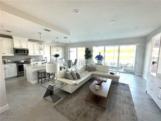 2555 Seychelles DR 402, Naples, FL 34112