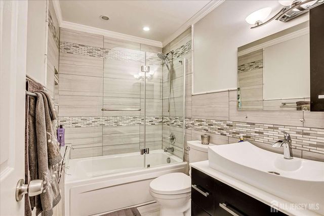 7 Gentore Court, Edison, NJ 08820