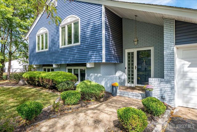 7 Gentore Court, Edison, NJ 08820