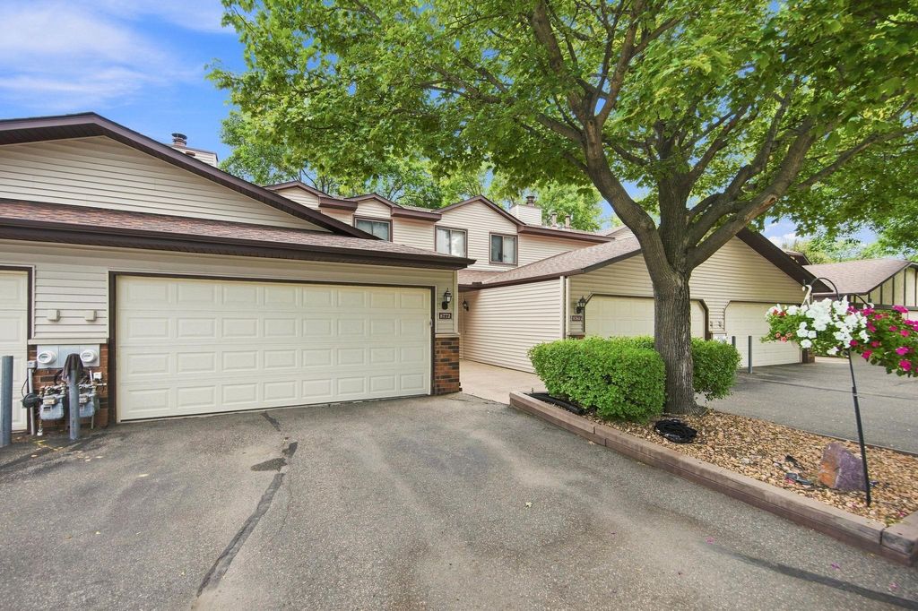 8772 Maplebrook Parkway N, Brooklyn Park, MN 55445 — photo 2