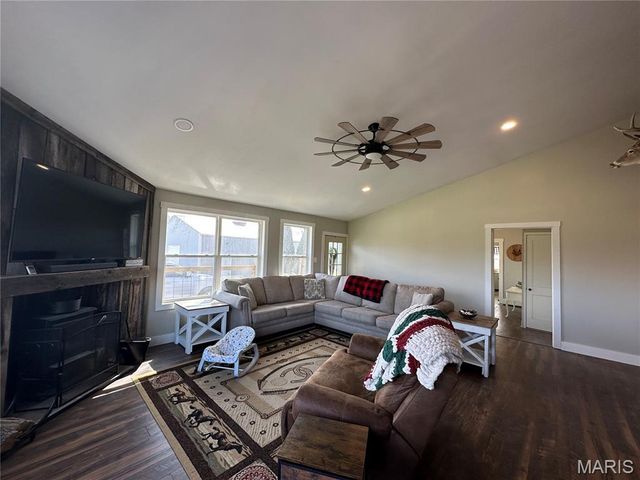 3825 Highway Ee, Owensville, MO 65066