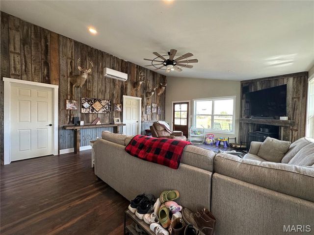 3825 Highway Ee, Owensville, MO 65066