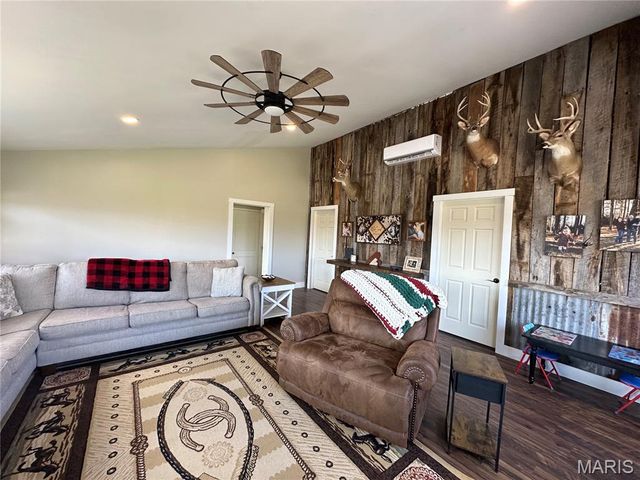 3825 Highway Ee, Owensville, MO 65066