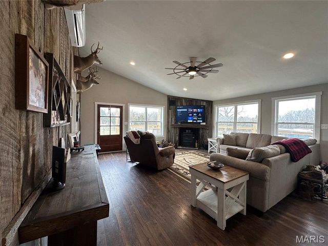 3825 Highway Ee, Owensville, MO 65066