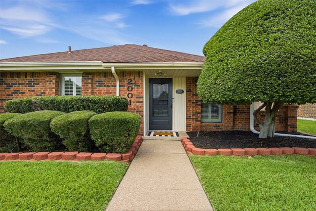 2001 Espinosa Drive, Carrollton, TX 75010