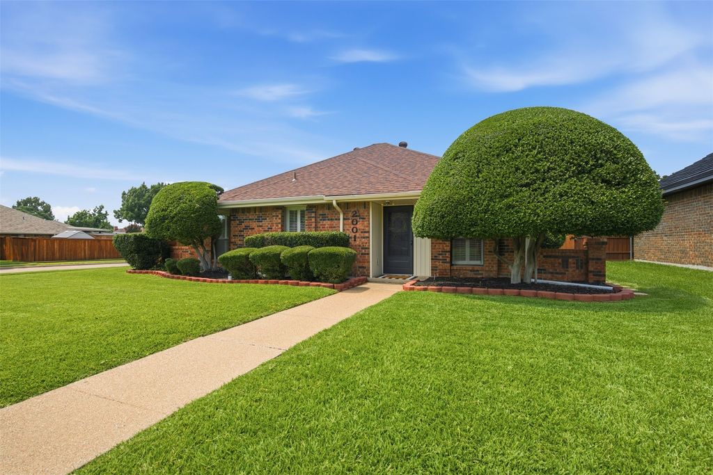 2001 Espinosa Drive, Carrollton, TX 75010