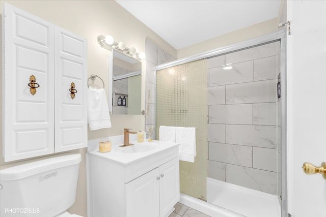 8852 N Leslie Lane 2C, Des Plaines, IL 60016