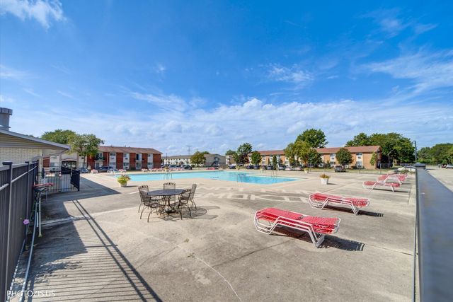 8852 N Leslie Lane 2C, Des Plaines, IL 60016