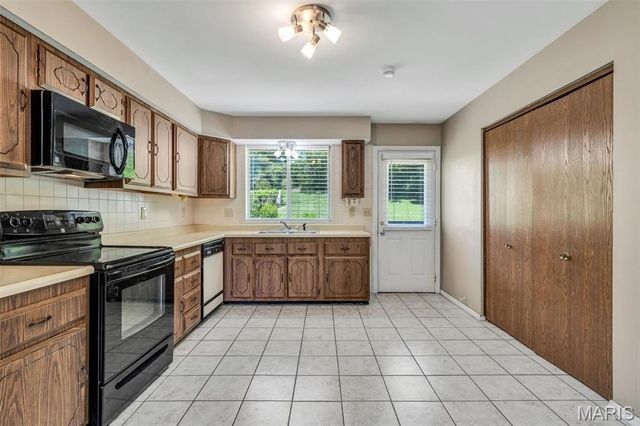 4863 Vermilion Drive, St Louis, MO 63128