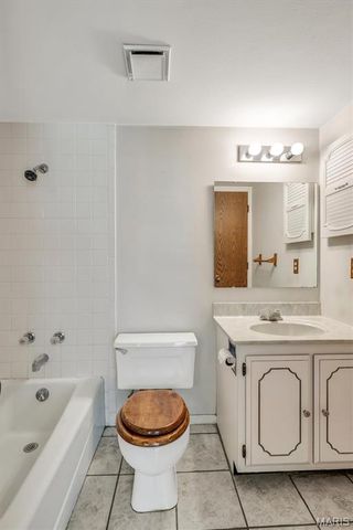 4863 Vermilion Drive, St Louis, MO 63128
