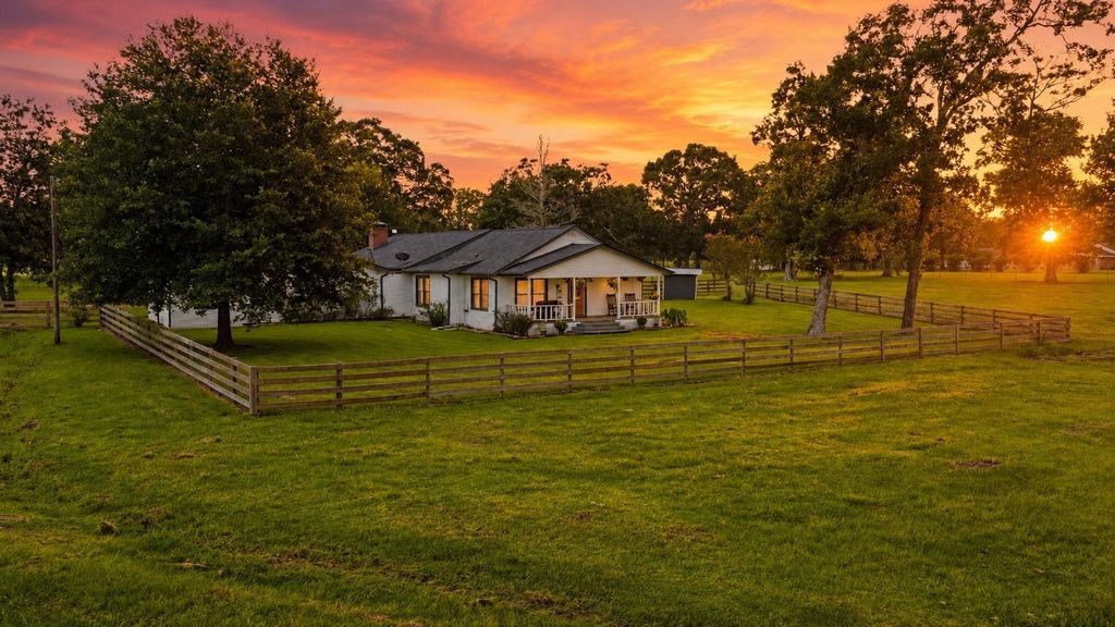 100 E Hill Ranch Lane, New Waverly, TX 77358