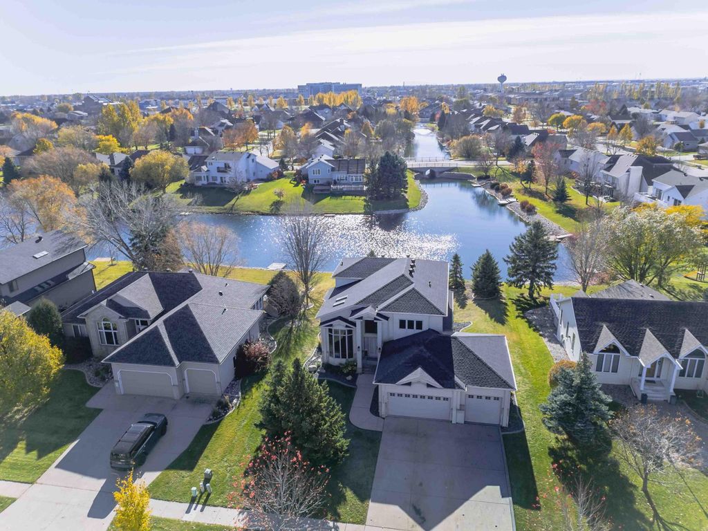 3102 26th Avenue S, Fargo, ND 58103