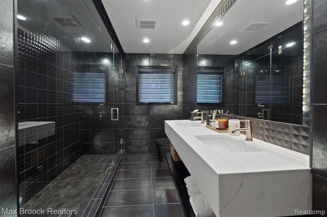 5190 Clarendon Crest Street, Bloomfield Hills, MI 48302