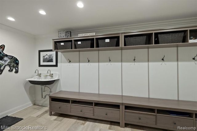 5190 Clarendon Crest Street, Bloomfield Hills, MI 48302