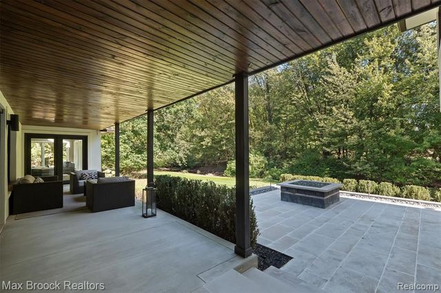 5190 Clarendon Crest Street, Bloomfield Hills, MI 48302