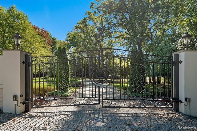 5190 Clarendon Crest Street, Bloomfield Hills, MI 48302