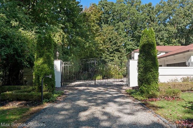 5190 Clarendon Crest Street, Bloomfield Hills, MI 48302
