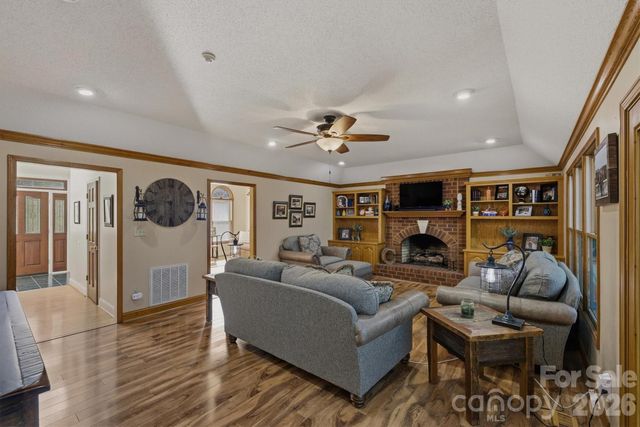 46 Mariners Point Lane, Hickory, NC 28601