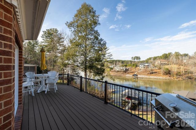 46 Mariners Point Lane, Hickory, NC 28601