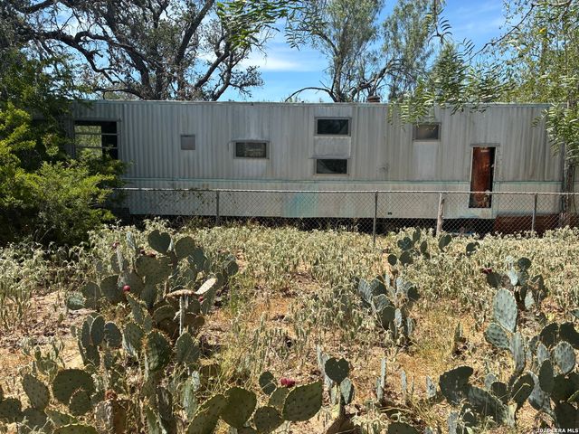 920 County Road 665, Devine, TX 78016