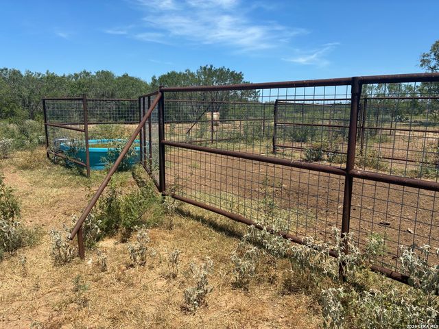 920 County Road 665, Devine, TX 78016