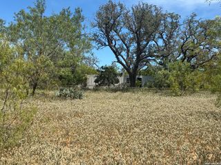 920 County Road 665, Devine, TX 78016