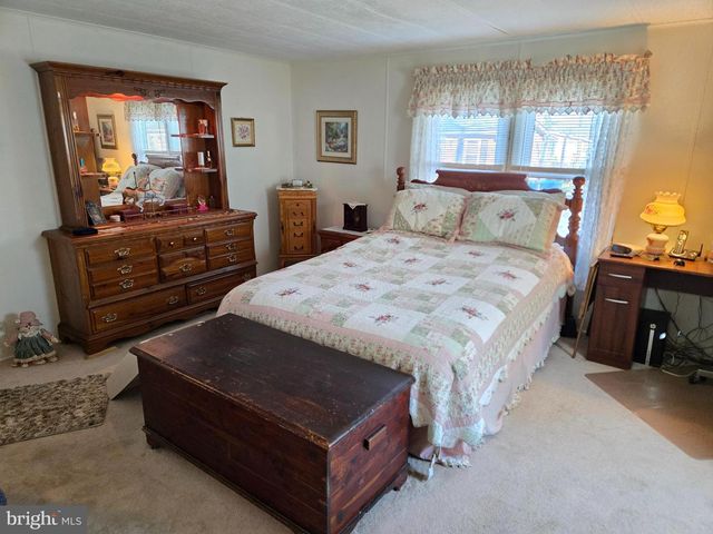 727 DOGWOOD DR, Green Lane, PA 18054