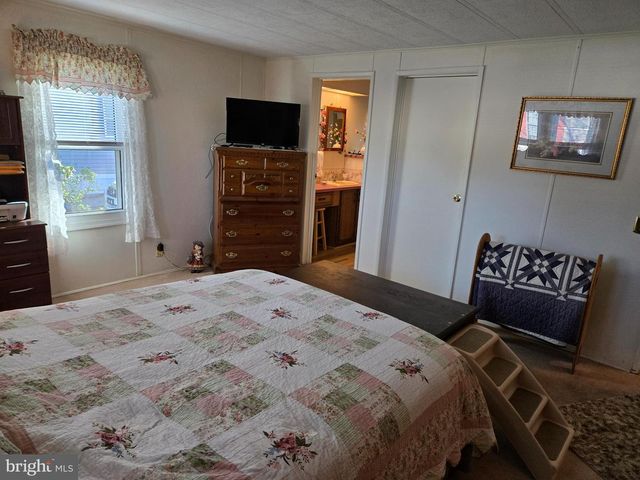 727 DOGWOOD DR, Green Lane, PA 18054