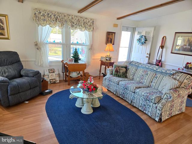 727 DOGWOOD DR, Green Lane, PA 18054