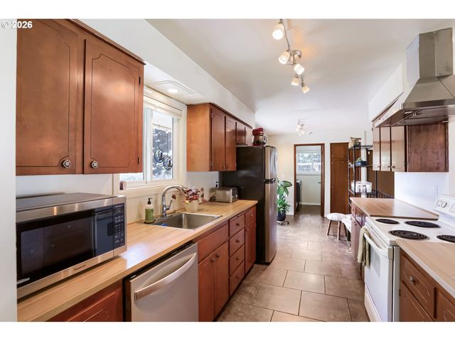 13614 Se HARRISON Ct, Portland, OR 97233