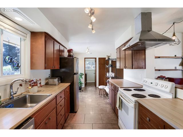 13614 Se HARRISON Ct, Portland, OR 97233
