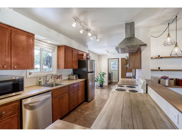 13614 Se HARRISON Ct, Portland, OR 97233
