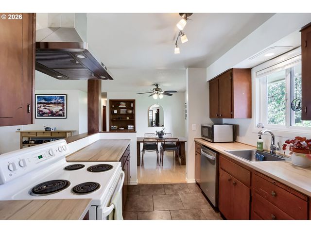 13614 Se HARRISON Ct, Portland, OR 97233