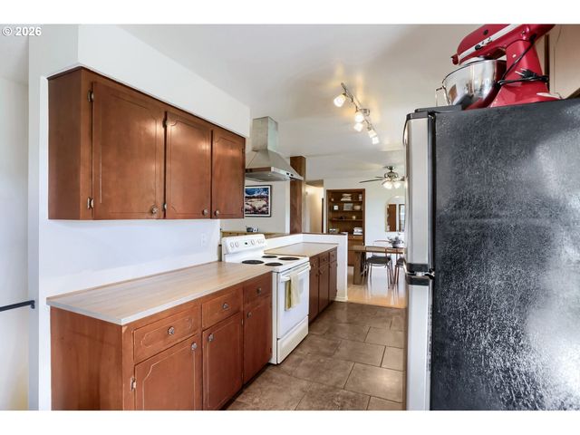 13614 Se HARRISON Ct, Portland, OR 97233