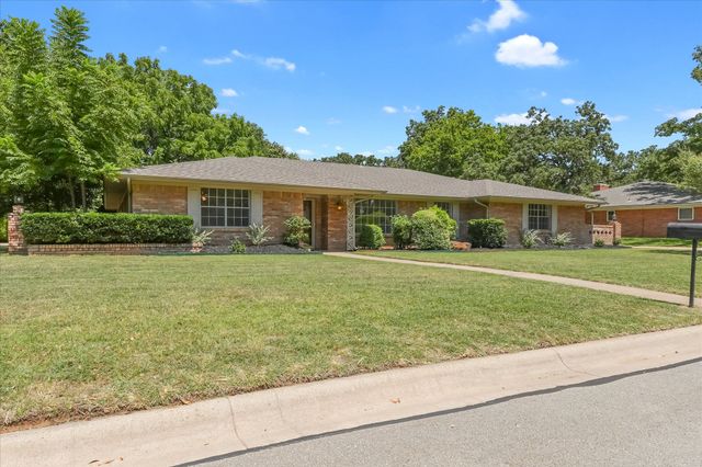 718 Ridgecrest Circle, Denton, TX 76205