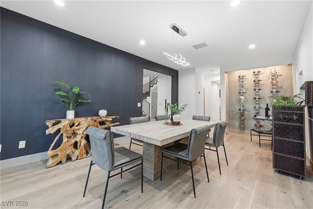 2861 Queens Courtyard Drive, Las Vegas, NV 89109