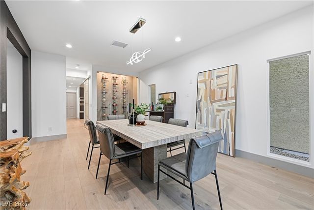 2861 Queens Courtyard Drive, Las Vegas, NV 89109