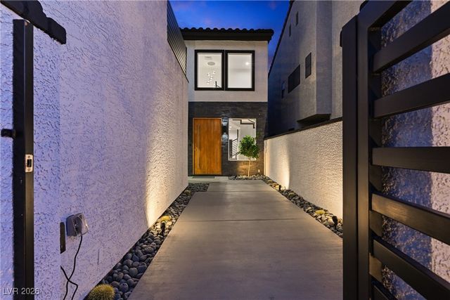 2861 Queens Courtyard Drive, Las Vegas, NV 89109